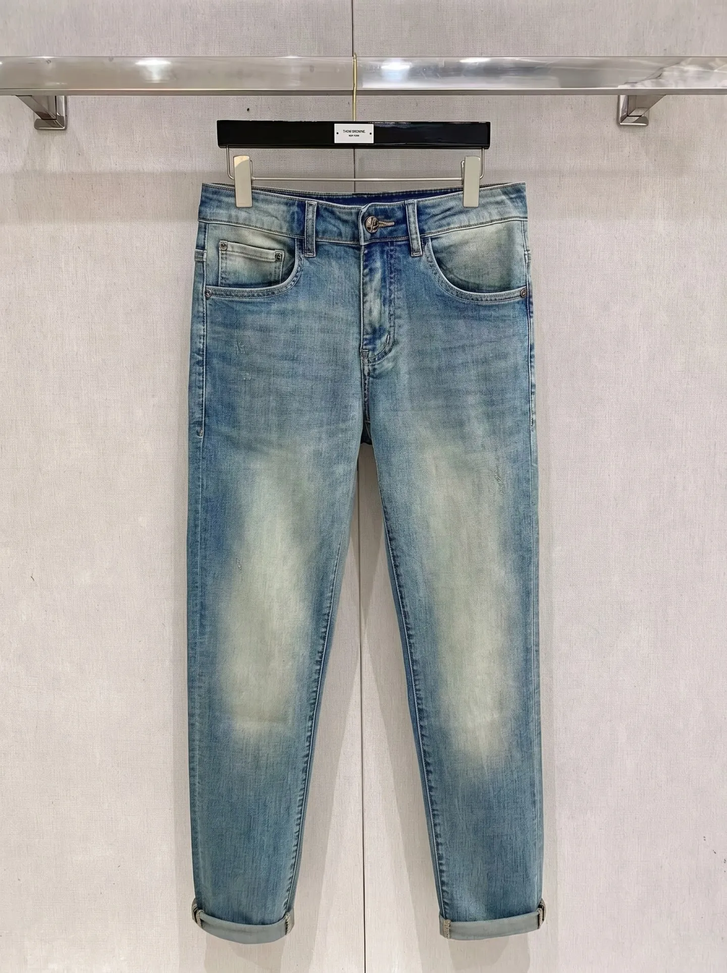 LP's latest 2036 spring and summer new casual jeans for men! Heavy duty washed jeans! Customized fabrics are softer and more comfortable than ordinary denim fabrics! Ultra-heavy industrial washing process and dual-process washing. The entire pair of pants has a comfortable hand feel, and the level of fineness and breathable effect are top-notch. All hardware brand logos are custom-made, and the materials are selected with the best attributes. A good pair of jeans, the focus is on the fabric! The elasticity of the fabric is very good and the comfort is great! The fabric density is very high! ! The imported texture is very powerful! The low-key design style is simple and elegant! 28-38 (no 37)